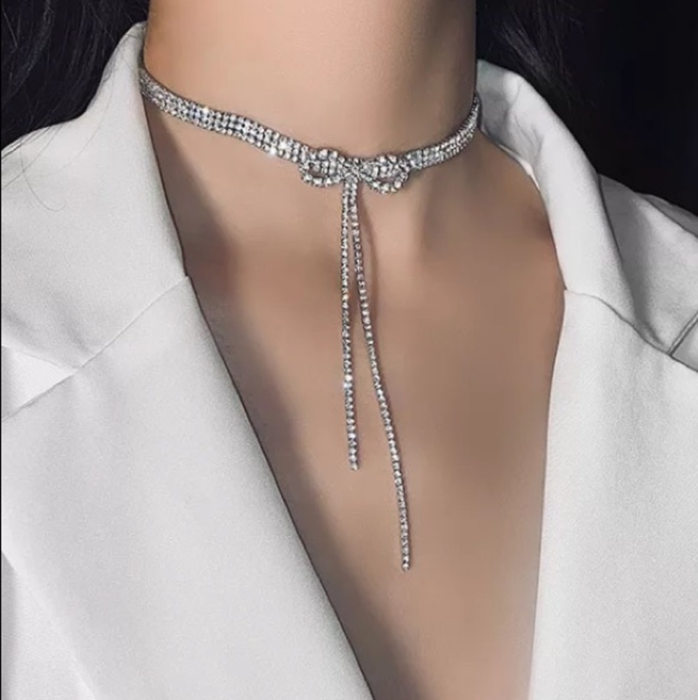 ๐ Silver Rhinestone Bow Choker Necklace - Picture 4 of 6
